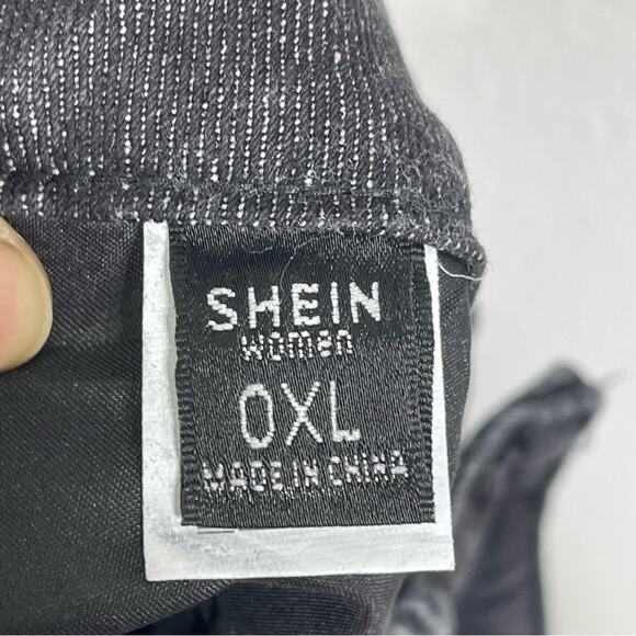 SHEIN Distressed Denim Shorts. Size 0XL. Excellent condition! - Picture 4 of 6